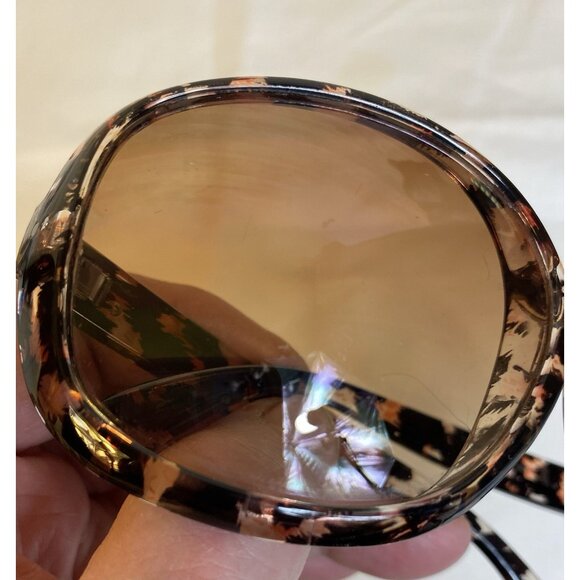 Vintage Oversized Fashion Sunglasses in Faux Tortoiseshell - Picture 14 of 15